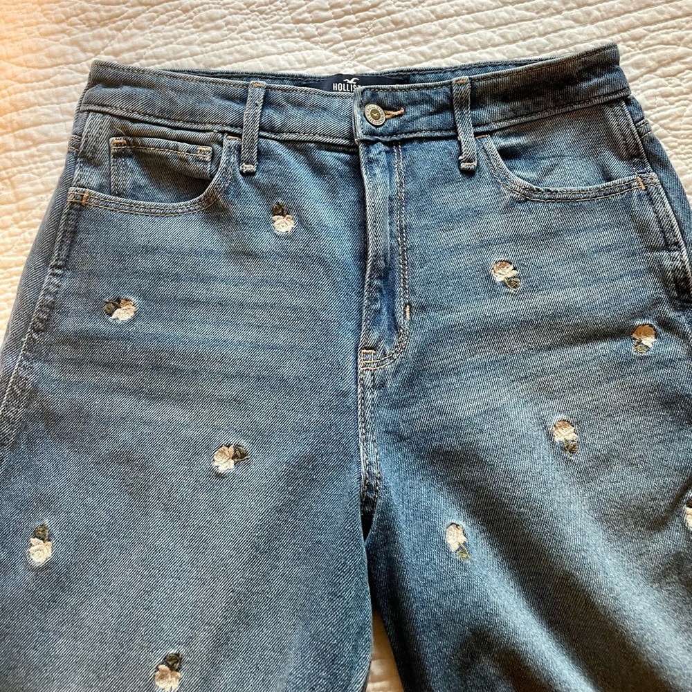 Hollister Mom Jeans (embroidered flowers)